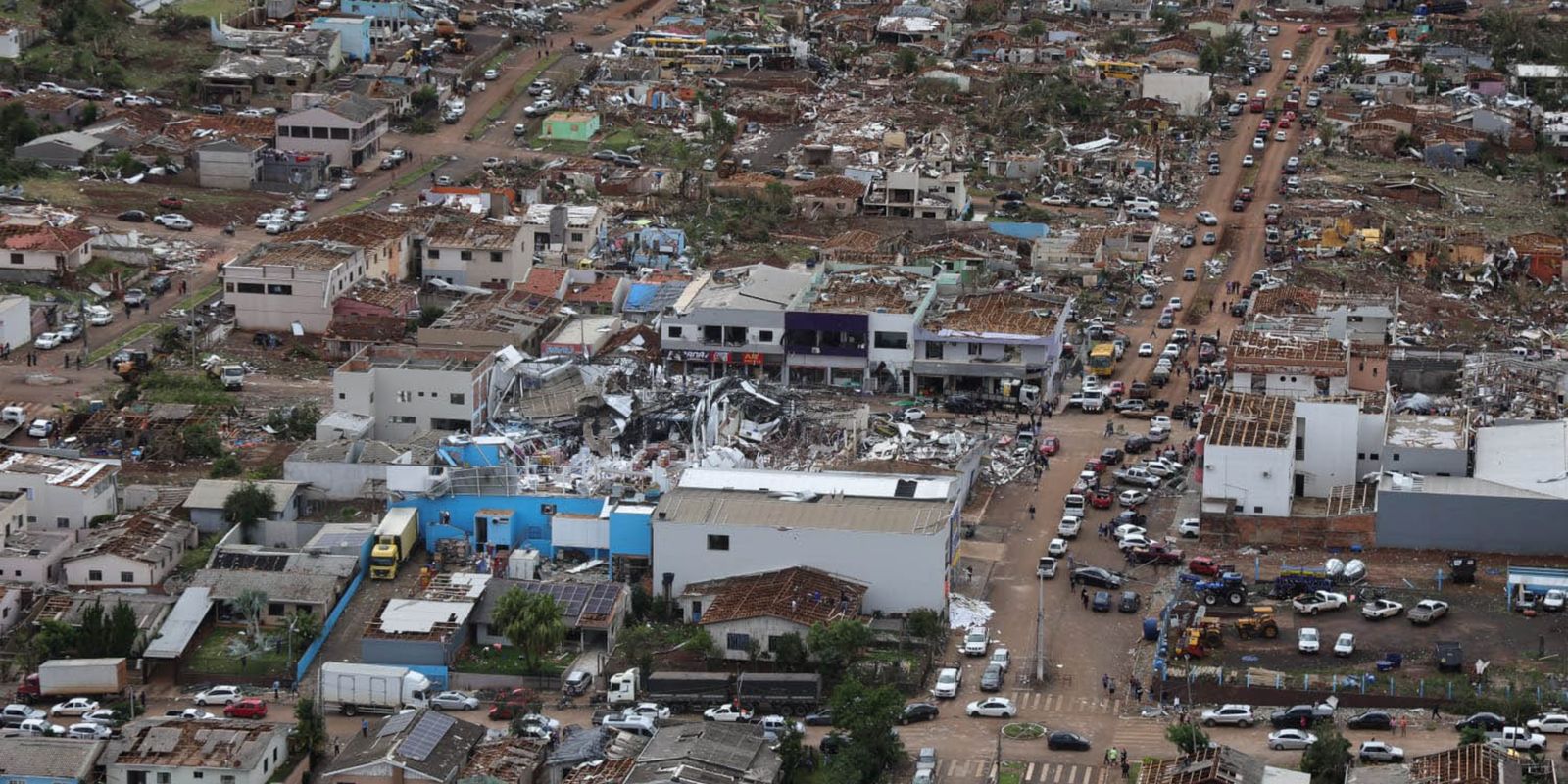 cidade-devastada-por-tornado-tem-2-mil-sem-luz;-32-seguem-internados