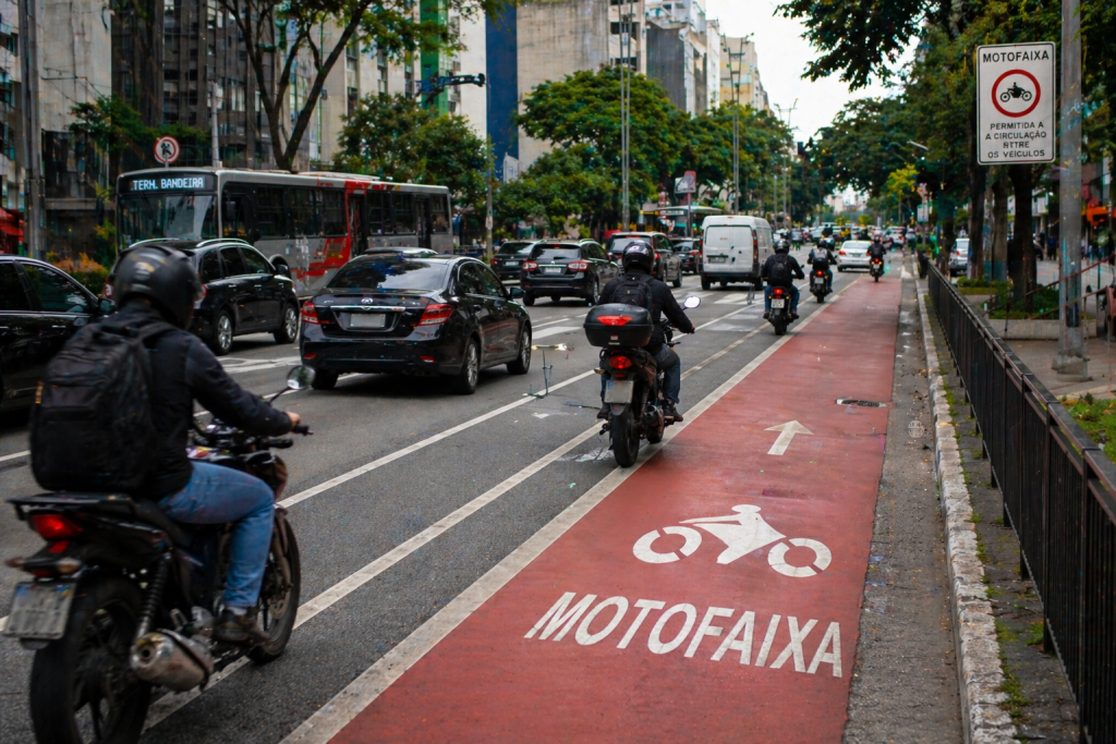 CET contrata fundação para rebater estudo que critica motofaixas em SP cet-contrata-fundacao-para-rebater-estudo-que-critica-motofaixas-em-sp
