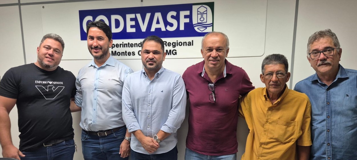 Paulo Guedes e Ricardo Campos assinam documentação para a liberação de dois tratores e implementos agrícolas destinados às comunidades rurais de Espinosa