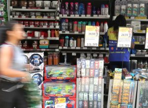 mais-de-100-mil-itens-falsificados-sao-apreendidos-em-lojas-do-rio